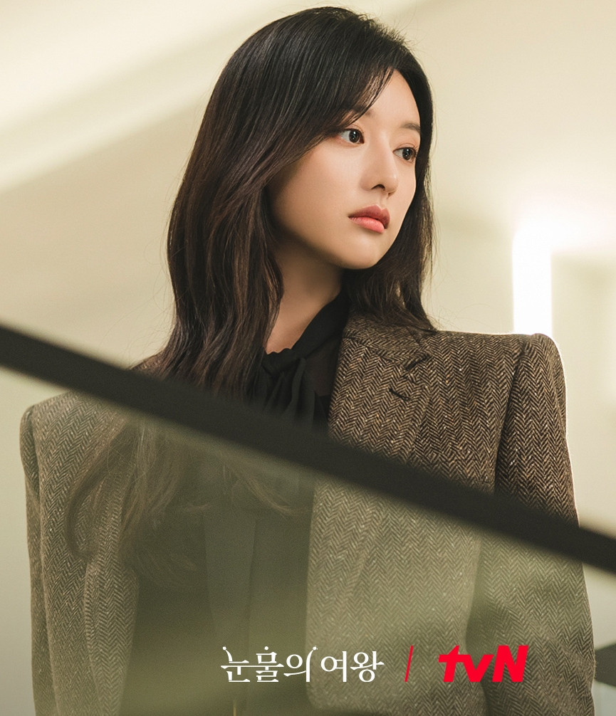 Theo Naver, Kim Ji Won từng thể hiện rất thành công hình tượng "tiểu thư khó chiều" Yoo Rachel trong phim Những người thừa kế (The Heirs), thậm chí khí chất, ngoại hình và diễn xuất của cô lấn át nữ chính Cha Eun Sang (Park Shin Hye đóng). Vì vậy, sau 11 năm trở lại với hình tượng con nhà giàu, Kim Ji Won được đánh giá là hợp vai. Bên cạnh đó, khác với Yoo Rachel là cô bé học cấp ba nên tính cách kiêu kỳ, bốc đồng, Hong Hae In được Kim Ji Won thể hiện có nét tính cách trưởng thành, đằm thắm hơn vì bối cảnh của vai diễn là đã bước vào hôn nhân.