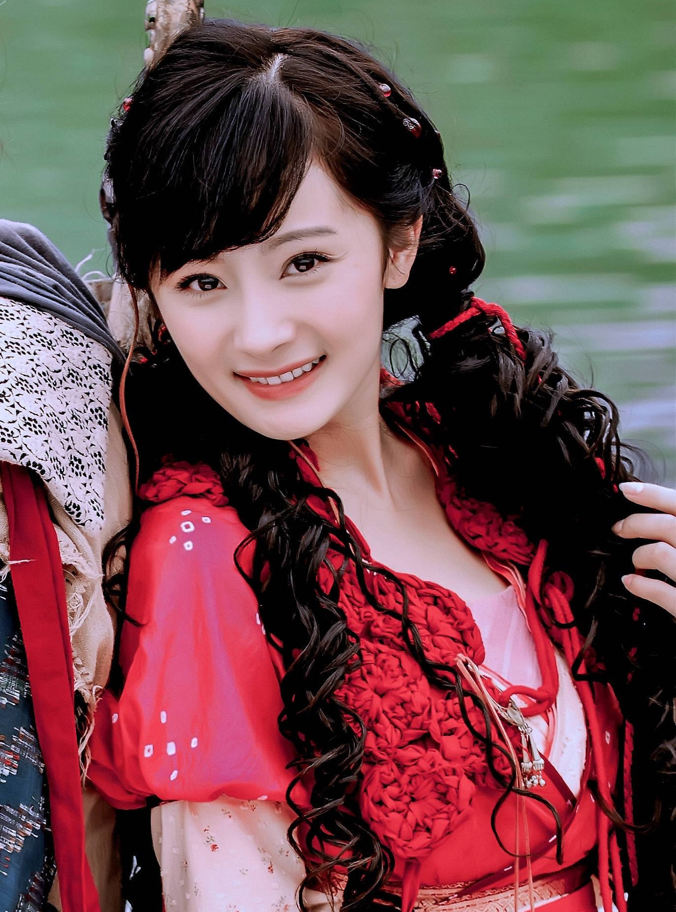 Trước đó, Lưu Diệc Phi trong Tiên kiếm 1 và Dương Mịch trong Tiên kiếm 3được khán giả rất yêu thích. Đây cũng là hai vai diễn nổi bật trong sự nghiệp của hai tiểu hoa đán 8X.