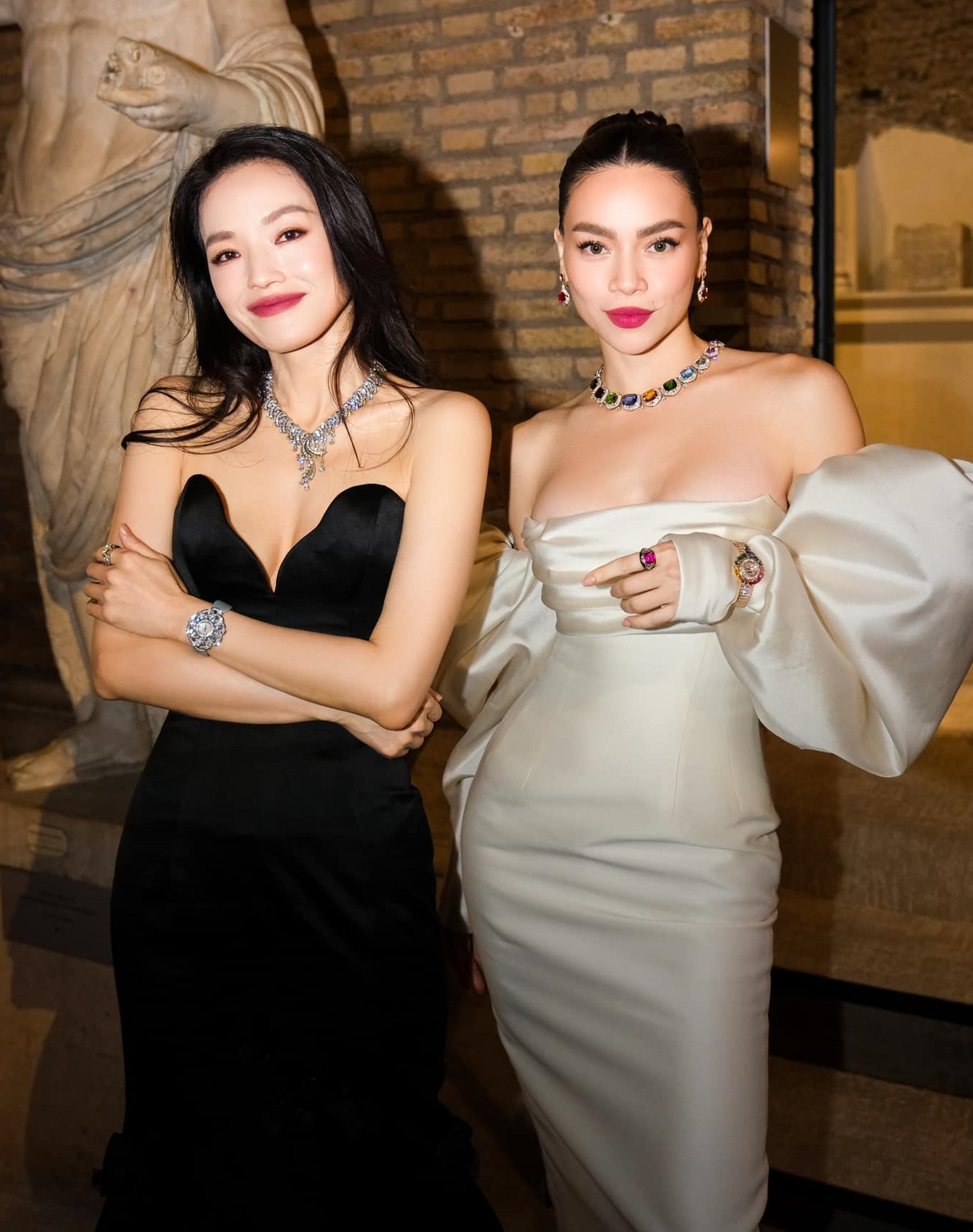 Hồ Ngọc Hà là nghệ sĩ đầu tiên của Việt Nam có danh phận với thương hiệu thời trang cao cấp. Dù chỉ là bạn thân thương hiệu, đây cũng là minh chứng cho sức ảnh hưởng của nữ ca sĩ, đồng thời là sự công nhận của các nhãn hàng quốc tế với khí chất, ngoại hình của Hồ Ngọc Hà.