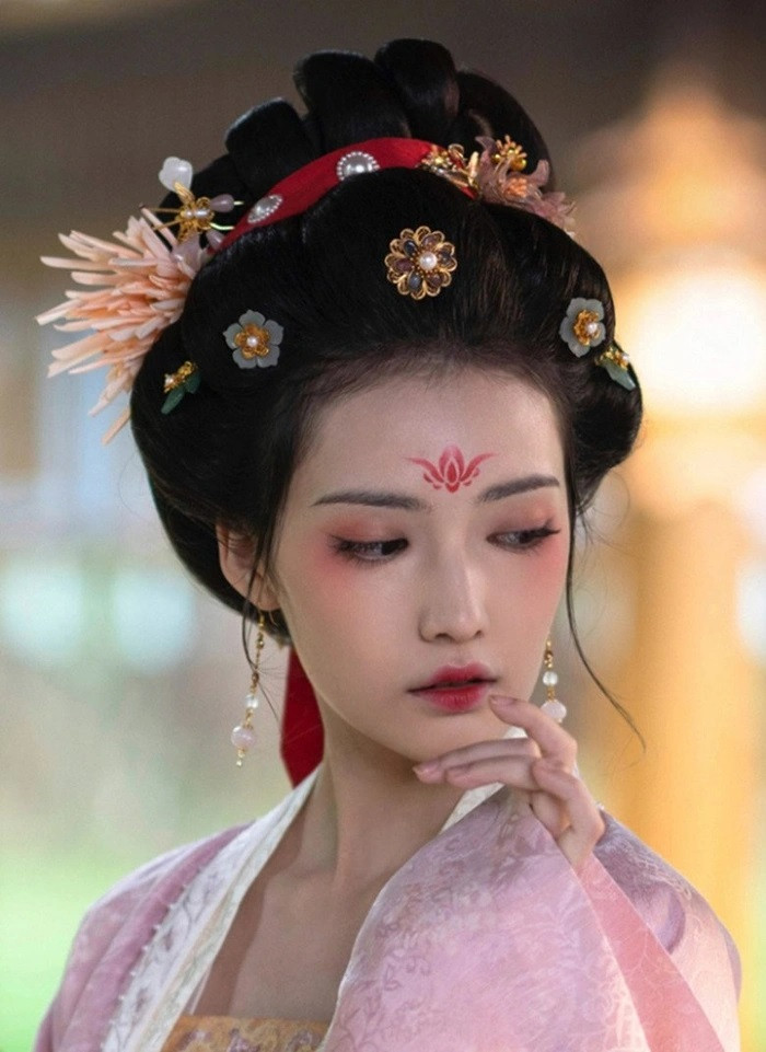 Theo QQ, gia tài phim ảnh của Gia Nại không nhiều, nhưng mỗi vai diễn của cô đều là điểm nổi bật, được khán giả chú ý. Trước đó, Gia Nại gây chú ý khi đóng kỹ nữ có giọng hát hay nhất kinh thành Trương Hảo Hảo trong phim cổ trangMộng hoa lục, đóng cùng đàn chị Lưu Diệc Phi. Nữ diễn viên được khen ngợi có thần thái quyến rũ đúng với hình tượng hoa khôi lầu xanh vẫn được miêu tả trong thơ ca. Có vẻ ngoài &quot;phong tình vạn chủng&quot;, nhưng Gia Nại vẫn diễn được nét cứng cỏi kiêu ngạo của nhân vật. Do đó, dù đất diễn không nhiều, Gia Nại vẫn ghi được dấu ấn của riêng mình.