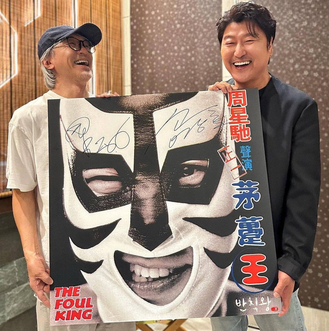 Theo HK01, Châu Tinh Trì mới đây đã có dịp gặp gỡ diễn viên gạo cội Song Kang Ho của Hàn Quốc. Vua hài Hong Kong đã đăng tải bức ảnh chụp chung với ngôi sao Ký sinh trùng cùng hai chiếc thẻ đỏ và vàng trong bóng đá. Tinh Gia gọi đây là &quot;Khung hình thế kỷ&quot;. Trên trang cá nhân, Châu Tinh Trì cho biết đã mời Song Kang Ho vào vai trọng tài trong dự án mớiĐội bóng nữ Thiếu Lâm chuẩn bị khởi quay của mình.