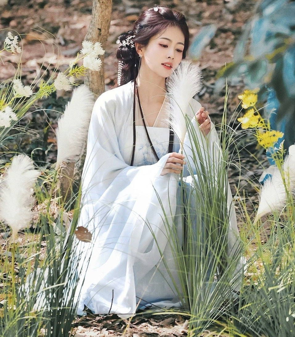 Nữ chính của phim là Bạch Thước, con gái một vị tướng quân dưới trần gian đam mê tu tiên. Nhưng nàng còn có một thân phận khác là Tinh Nguyệt Nữ Thần. Khi ở dưới trần, trang phục của nữ chính đơn giản, mang nét dịu dàng. Tuy nhiên, khi là nữ thần, nàng đội mũ phượng huyễn tinh, váy lấp lánh như muôn vì sao, tay cầm cung tên, mái tóc được nhuộm bảy màu cầu vồng mang màu sắc thần tiên. Nữ chính của phim là Bạch Thước, con gái một vị tướng quân dưới trần gian đam mê tu tiên. Nhưng nàng còn có một thân phận khác là Tinh Nguyệt Nữ Thần. Khi ở dưới trần, trang phục của nữ chính đơn giản, mang nét dịu dàng. Tuy nhiên, khi là nữ thần, nàng đội mũ phượng huyễn tinh, váy lấp lánh như muôn vì sao, tay cầm cung tên, mái tóc được nhuộm bảy màu cầu vồng mang màu sắc thần tiên.