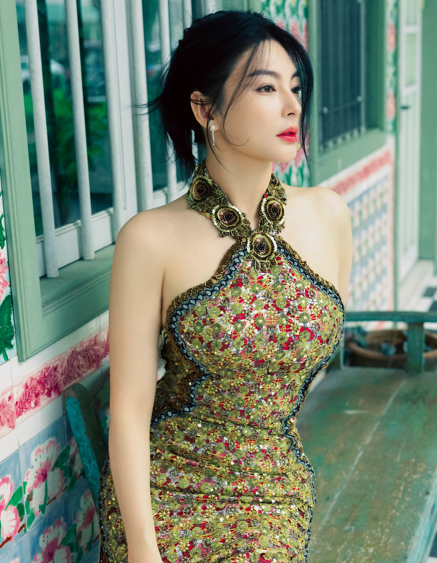 Theo Sohu, một số khán giả cho rằng Trương Vũ Kỷ là ngôi sao có khí chất mạnh mẽ, khả năng diễn xuất tốt. Do đó, cô có thể đảm nhận được nhân vật phức tạp từ ngoại hình đến nội tâm như Đông Phương Bất Bại. Bên cạnh đó, Trương Vũ Kỷ được đánh giá sẽ tạo nên phiên bản Đông Phương Bất Bại gợi cảm nhất.