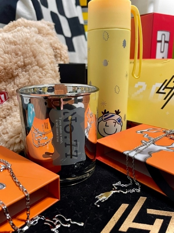 Sohu đưa tin dịp cuối năm, các nghệ sĩ sẽ chuẩn bị set quà cho đối tác truyền thông. Thông thường, trong đó thường là đồ của thương hiệu mà ngôi sao đang đại diện hoặc sắp có hợp tác. Do đó, từ hộp quà Tết, nhiều thông tin về kế hoạch công việc, địa vị, sự thăng tiến hoặc xuống dốc trong sự nghiệp, thậm chí tính cách hào phóng hay qua loa của mỗi ngôi sao đều được thể hiện, phân tích kỹ lưỡng. Trong ảnh là hộp quà gồm bình giữ nhiệt, nến thơm, gấu bông, trang sức của Lộc Hàm. Nam ca sĩ luôn được đánh giá là ngôi sao giàu có và chịu chi.