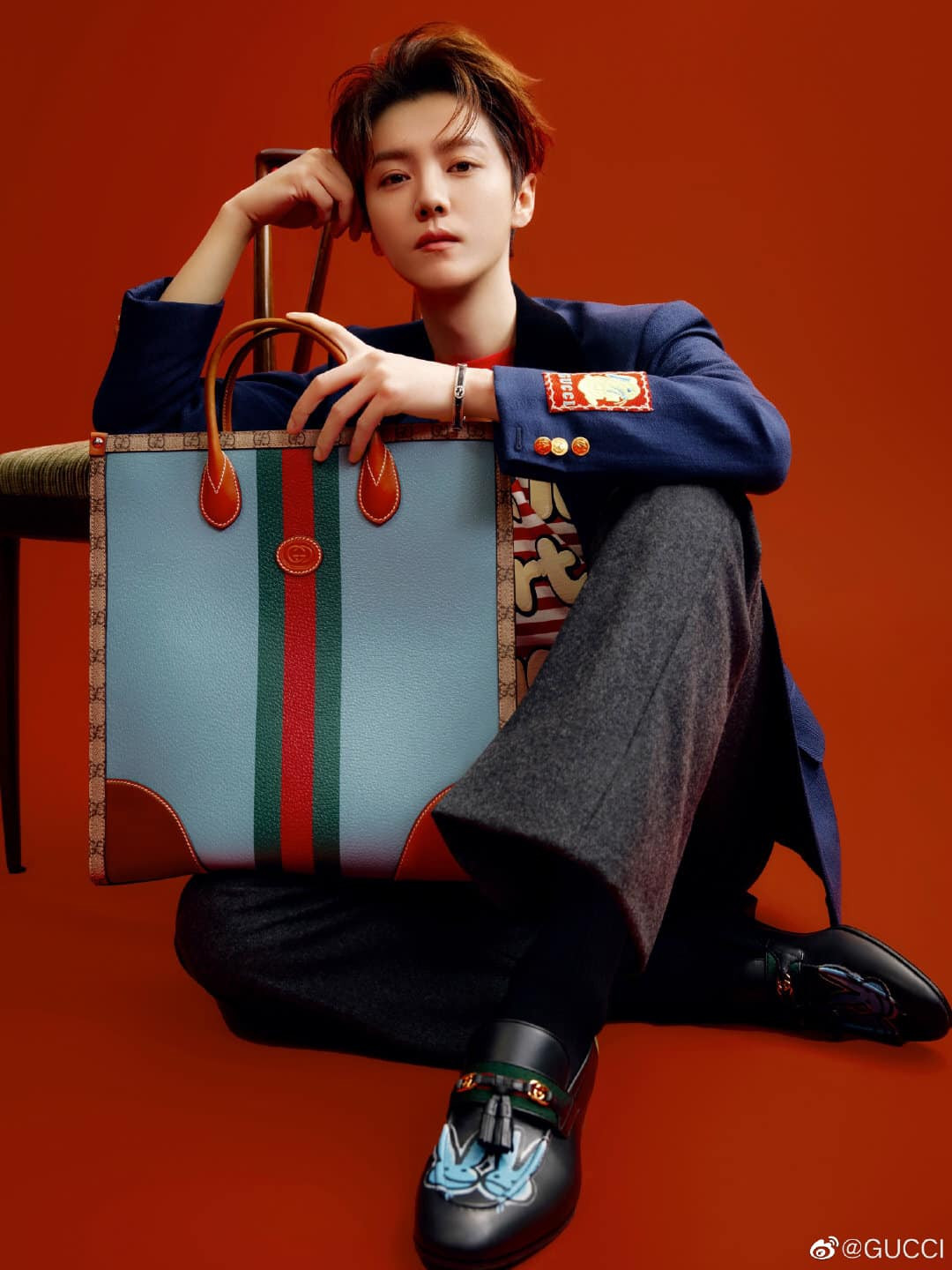 Sohu đưa tin dịp cuối năm, các nghệ sĩ sẽ chuẩn bị set quà cho đối tác truyền thông. Thông thường, trong đó thường là đồ của thương hiệu mà ngôi sao đang đại diện hoặc sắp có hợp tác. Do đó, từ hộp quà Tết, nhiều thông tin về kế hoạch công việc, địa vị, sự thăng tiến hoặc xuống dốc trong sự nghiệp, thậm chí tính cách hào phóng hay qua loa của mỗi ngôi sao đều được thể hiện, phân tích kỹ lưỡng. Trong ảnh là hộp quà gồm bình giữ nhiệt, nến thơm, gấu bông, trang sức của Lộc Hàm. Nam ca sĩ luôn được đánh giá là ngôi sao giàu có và chịu chi.