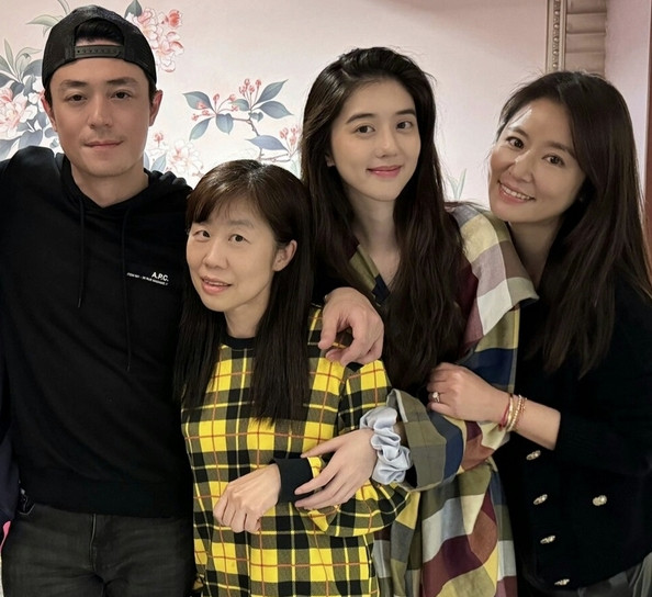 Hoắc Kiến Hoa gặp sóng gió với bức ảnh chụp cùng mỹ nhân kém 20 tuổi lúc say. Hoắc Kiến Hoa gặp sóng gió với bức ảnh chụp cùng mỹ nhân kém 20 tuổi lúc say.