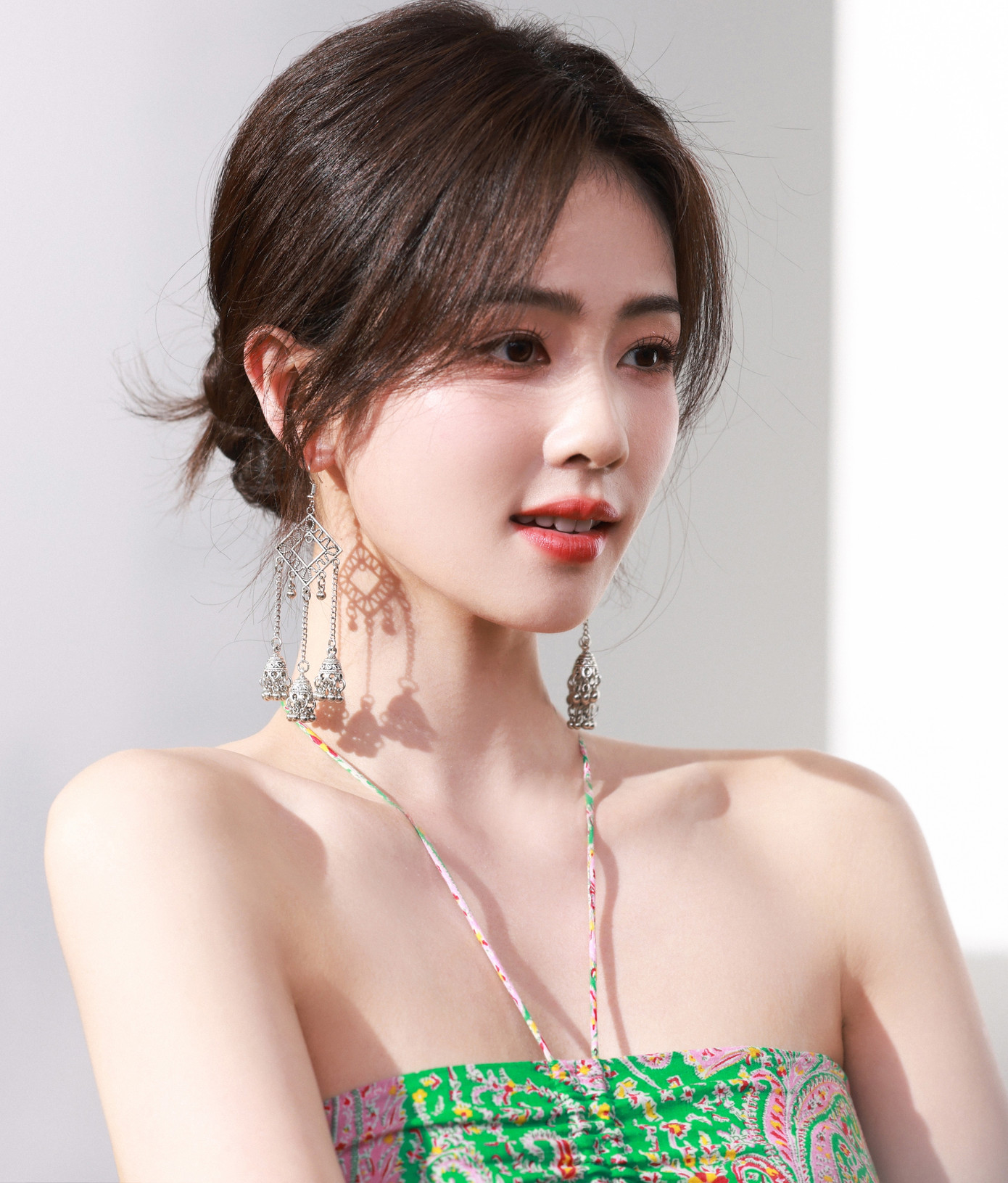 Sohu bình luận Bạch Lộc là diễn viên chịu khó đa dạng hóa vai diễn. Cô từng đóng giả nam trong Học viện quân sự Liệt Hỏa, vào vai cô gái câm yếu đuối trong Châu sinh như cố và đều nhận được đánh giá cao của khán giả. Sohu bình luận Bạch Lộc là diễn viên chịu khó đa dạng hóa vai diễn. Cô từng đóng giả nam trong Học viện quân sự Liệt Hỏa, vào vai cô gái câm yếu đuối trong Châu sinh như cố và đều nhận được đánh giá cao của khán giả.