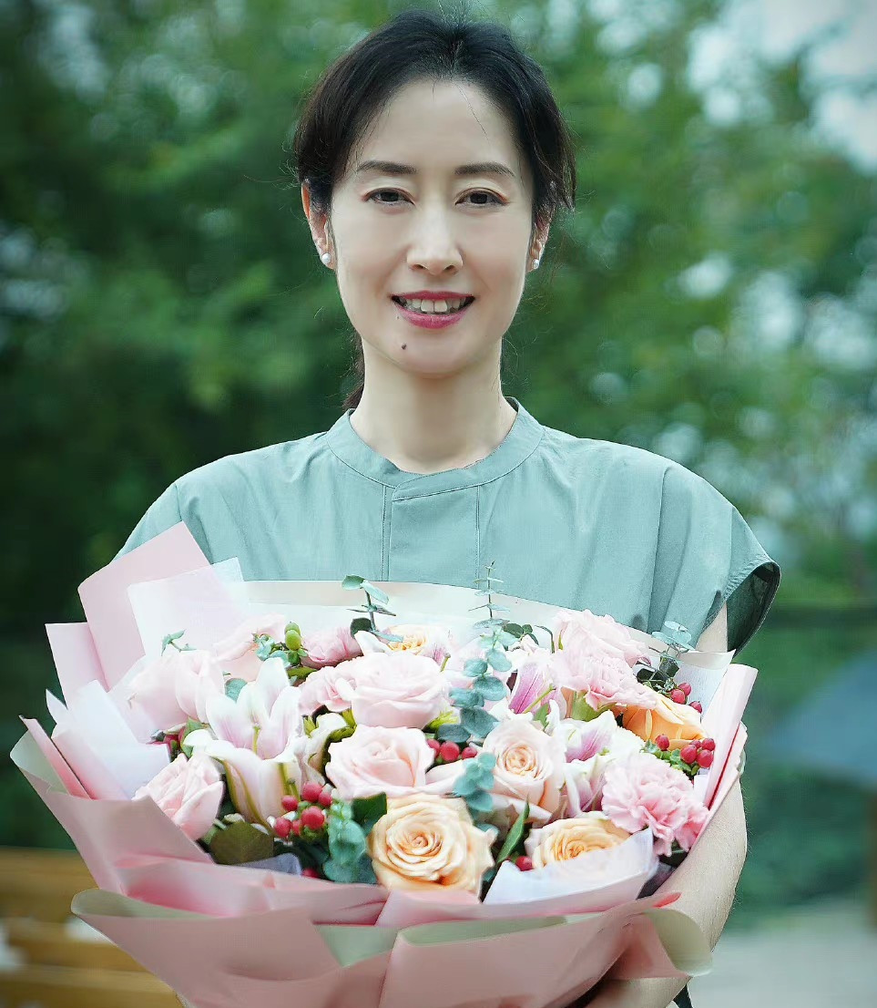 Không cố tình lựa chọn phong cách già dặn hơn tuổi, song nhìn Lưu Mẫn Đào (phải), khán giả có thể nhận thấy nét từng trải, phong cách đanh thép sắc sảo của nữ diễn viên. Trong khi đó, sự dịu dàng, gương mặt đẹp sang trọng giúp Lý Tiểu Nhiễm trẻ hơn tuổi. Cô thường đóng các vai người phụ nữ đau khổ vì tình, trong khi đó Lưu Mẫn Đào đảm nhiệm những nhân vật mẹ, chị của nam nữ chính. Hai nghệ sĩ cùng sinh năm 1976.