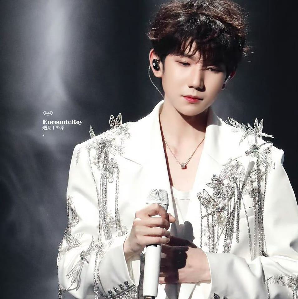 Nam ca sĩ Vương Nguyên, thành viên nhóm TFboys, tặng 7 sản phẩm trong hộp quà nhưng đều là những món đồ có giá trị không cao như phích nước, quạt điện cầm tay, khẩu trang hay bộ trò chơi. Theo Sohu, so với hai thành viên cùng nhóm là Dịch Dương Thiên Tỉ và Vương Tuấn Khải, sự nghiệp của Vương Nguyên xuống dốc thấy rõ.