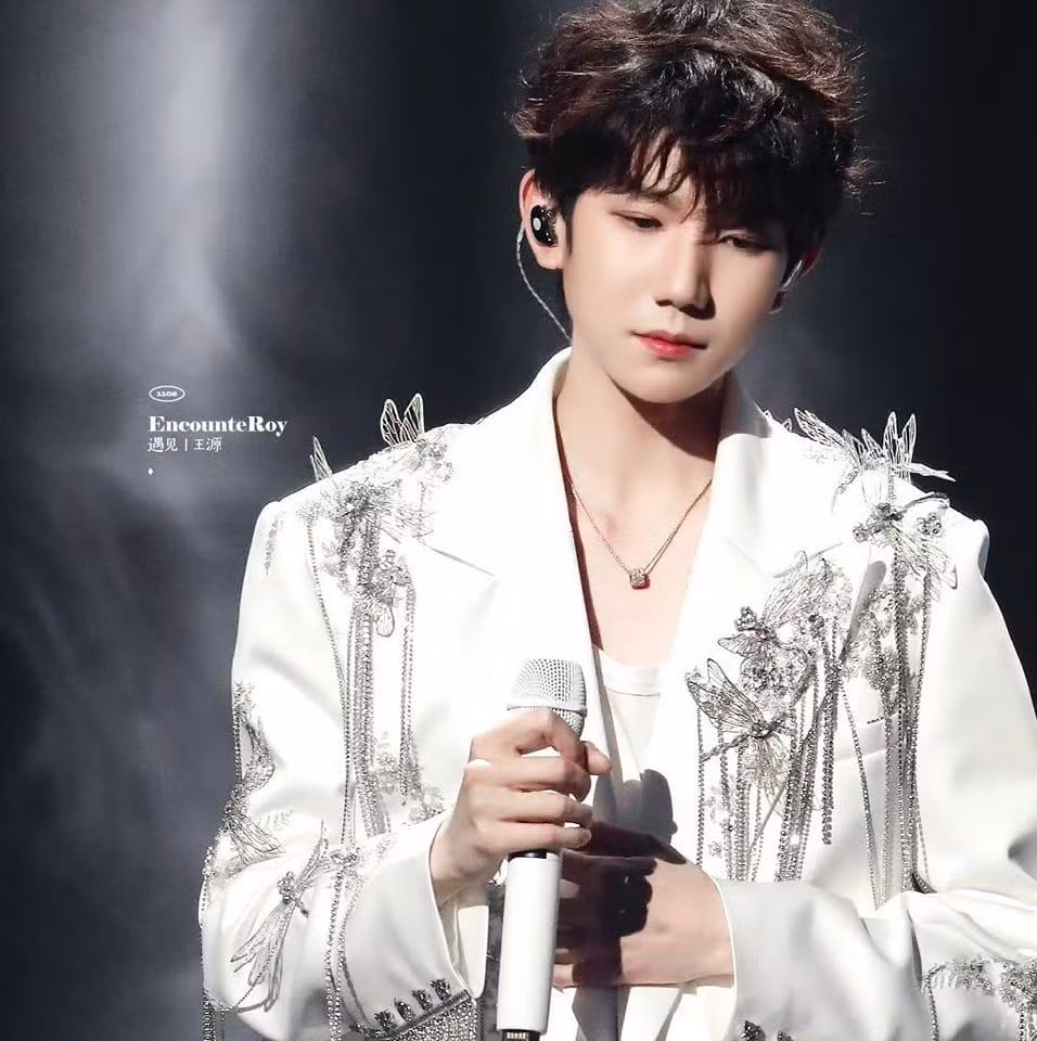 Nam ca sĩ Vương Nguyên, thành viên nhóm TFboys, tặng 7 sản phẩm trong hộp quà nhưng đều là những món đồ có giá trị không cao như phích nước, quạt điện cầm tay, khẩu trang hay bộ trò chơi. Theo Sohu, so với hai thành viên cùng nhóm là Dịch Dương Thiên Tỉ và Vương Tuấn Khải, sự nghiệp của Vương Nguyên xuống dốc thấy rõ. Nam ca sĩ Vương Nguyên, thành viên nhóm TFboys, tặng 7 sản phẩm trong hộp quà nhưng đều là những món đồ có giá trị không cao như phích nước, quạt điện cầm tay, khẩu trang hay bộ trò chơi. Theo Sohu, so với hai thành viên cùng nhóm là Dịch Dương Thiên Tỉ và Vương Tuấn Khải, sự nghiệp của Vương Nguyên xuống dốc thấy rõ.