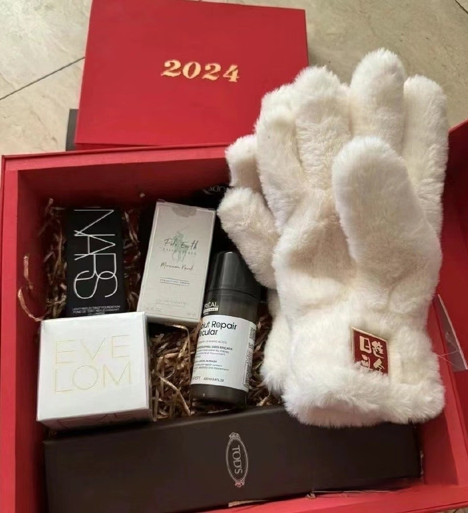 Theo Sohu, hộp quà tặng đắt giá nhất thuộc về nam diễn viên Tiêu Chiến. Ngôi sao Trần tình lệnh rất hào phóng khi gửi tặng truyền thông hộp quà có tổng giá trị 7.000 NDT với nhiều món đồ xa xỉ đến từ các thương hiệu mà anh đang là người đại diện toàn cầu như Nars, L'Oréal, Ralph Lauren, Tod's...