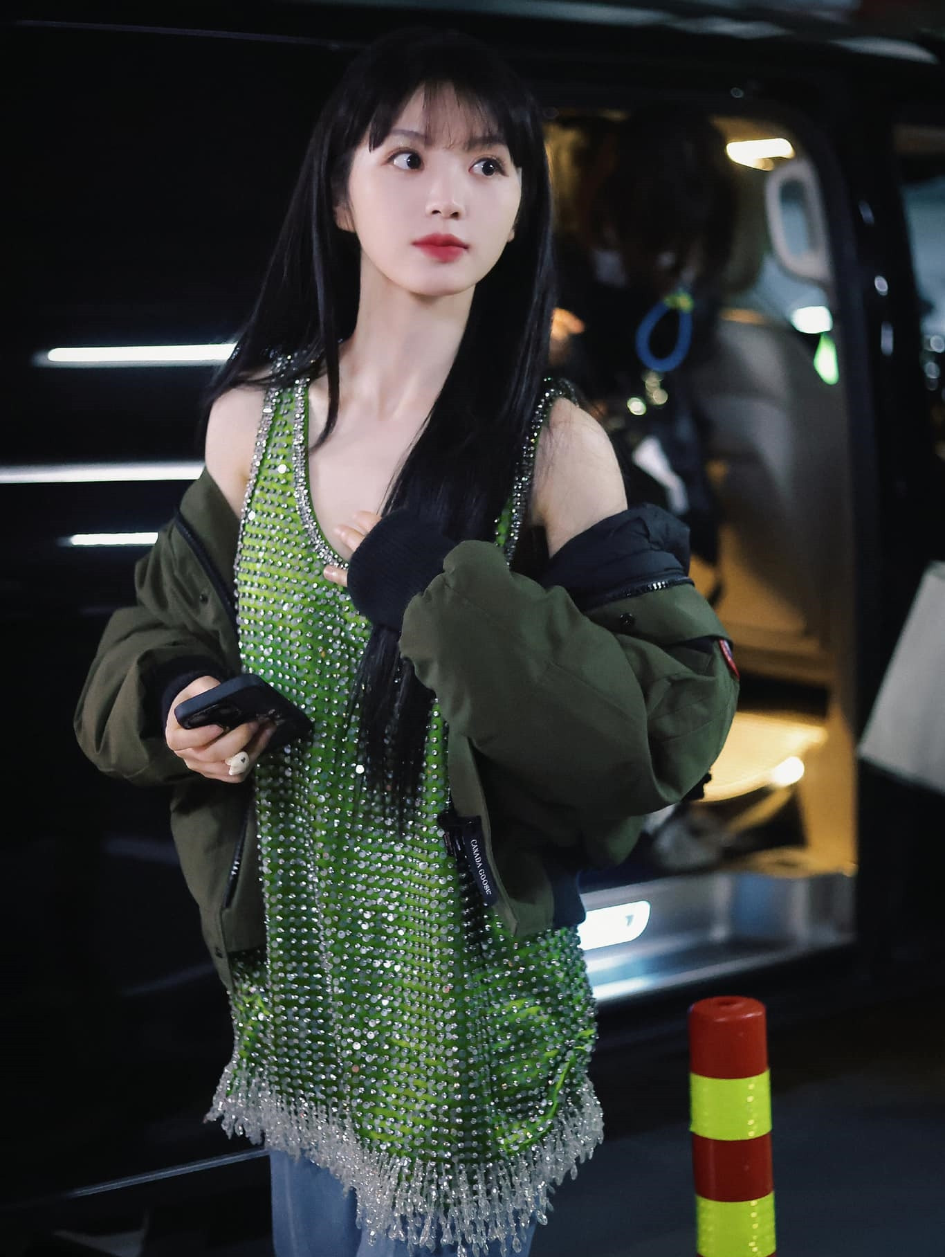 Không tệ như Bạch Lộc, song Điền Hi Vi lại biến bộ đồ cá tính thành trang phục mặc nhà thiếu tính thời trang. Ngôi sao sinh năm 1997 vốn có chiều cao lý tưởng 1,68 m, cùng vòng eo thon gọn, vóc dáng thanh mảnh nhưng vẫn có vòng một gợi cảm, tỷ lệ cân xứng. Cô liên tục lọt vào top mỹ nữ mới của giới giải trí Hoa ngữ cùng Vương Sở Nhiên. Tuy nhiên, trong sự kiện lần này, Điền Hi Vi bị đánh giá là có phong cách nhạt nhòa, thiếu điểm nhấn. Không tệ như Bạch Lộc, song Điền Hi Vi lại biến bộ đồ cá tính thành trang phục mặc nhà thiếu tính thời trang. Ngôi sao sinh năm 1997 vốn có chiều cao lý tưởng 1,68 m, cùng vòng eo thon gọn, vóc dáng thanh mảnh nhưng vẫn có vòng một gợi cảm, tỷ lệ cân xứng. Cô liên tục lọt vào top mỹ nữ mới của giới giải trí Hoa ngữ cùng Vương Sở Nhiên. Tuy nhiên, trong sự kiện lần này, Điền Hi Vi bị đánh giá là có phong cách nhạt nhòa, thiếu điểm nhấn.