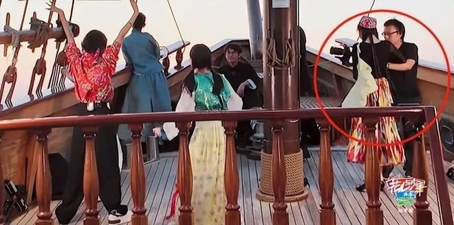 Nhiệt Ba cầm máy quay nhưng kêu nặng, sau đó cô làm hỏng tư liệu của cả đoàn.