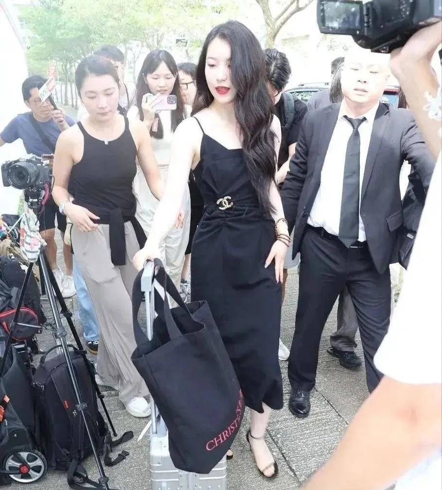 Clary gây chú ý cho truyền thông ngay khi vừa xuất hiện. HK01 bình luận: "Chúng ta đã tìm thấy quán quân của cuộc thi năm nay" khi ca ngợi nhan sắc của Clary. Clary gây chú ý cho truyền thông ngay khi vừa xuất hiện. HK01 bình luận: "Chúng ta đã tìm thấy quán quân của cuộc thi năm nay" khi ca ngợi nhan sắc của Clary.