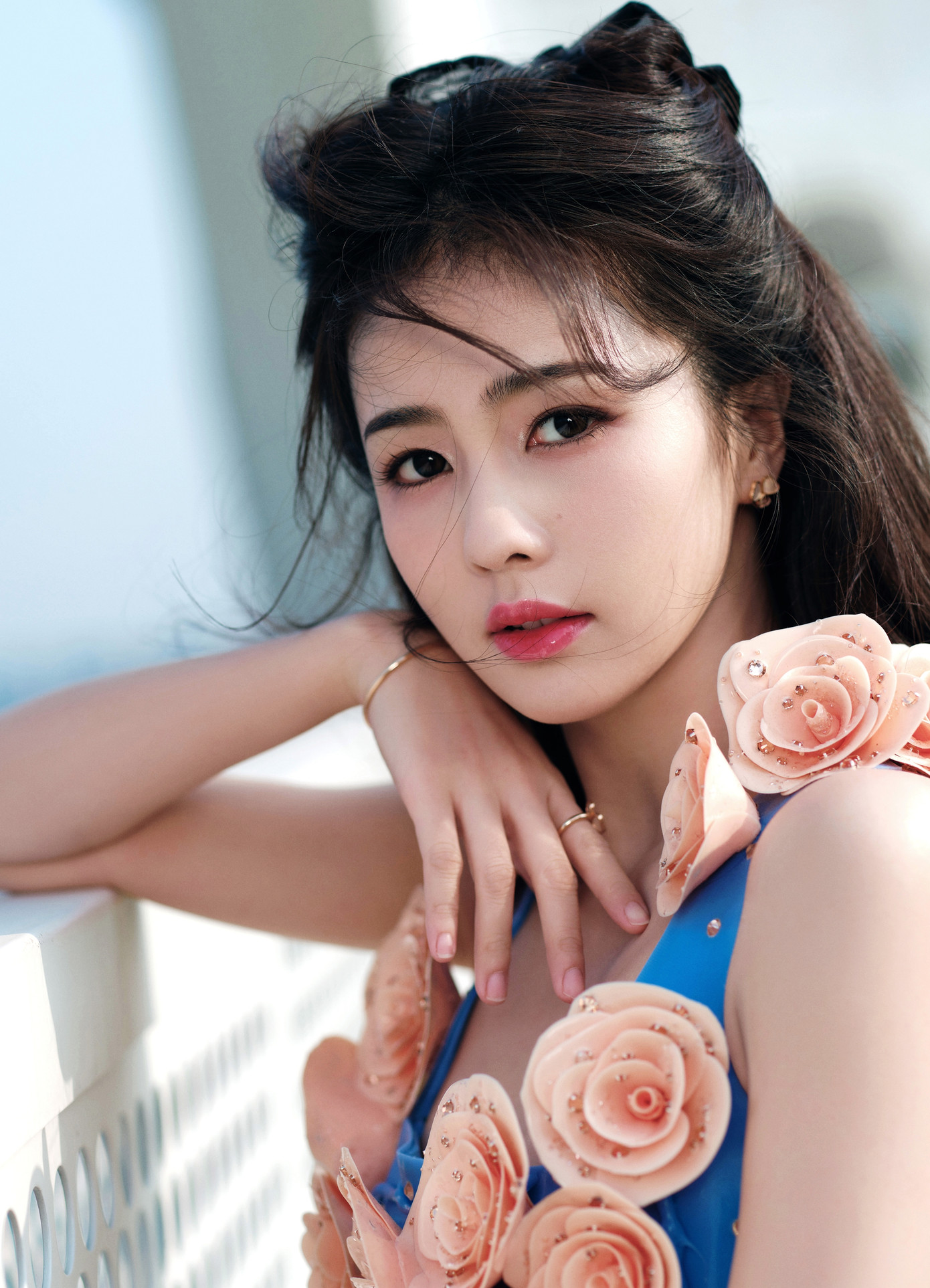 Theo QQ, Bạch Lộc là minh chứng thành công nhất cho dàn hot girl chuyển sang diễn xuất chuyên nghiệp. Những người đẹp vốn xuất thân là ngôi sao mạng xã hội thường bị đánh giá thấp hơn vì không được đào tạo bài bản về khả năng thể hiện trước ống kính. Tuy nhiên, Bạch Lộc được đánh giá là nghệ sĩ chịu khó thay đổi hình ảnh trên phim, đóng đa dạng các loại vai như giả trai, bị câm... Ngoài đóng phim thần tượng, Bạch Lộc còn tham gia các dự án chính kịch như Cảnh sát vinh dự, Bắc thượng để làm mới hình ảnh của mình trên màn ảnh. Theo QQ, Bạch Lộc là minh chứng thành công nhất cho dàn hot girl chuyển sang diễn xuất chuyên nghiệp. Những người đẹp vốn xuất thân là ngôi sao mạng xã hội thường bị đánh giá thấp hơn vì không được đào tạo bài bản về khả năng thể hiện trước ống kính. Tuy nhiên, Bạch Lộc được đánh giá là nghệ sĩ chịu khó thay đổi hình ảnh trên phim, đóng đa dạng các loại vai như giả trai, bị câm... Ngoài đóng phim thần tượng, Bạch Lộc còn tham gia các dự án chính kịch như Cảnh sát vinh dự, Bắc thượng để làm mới hình ảnh của mình trên màn ảnh.