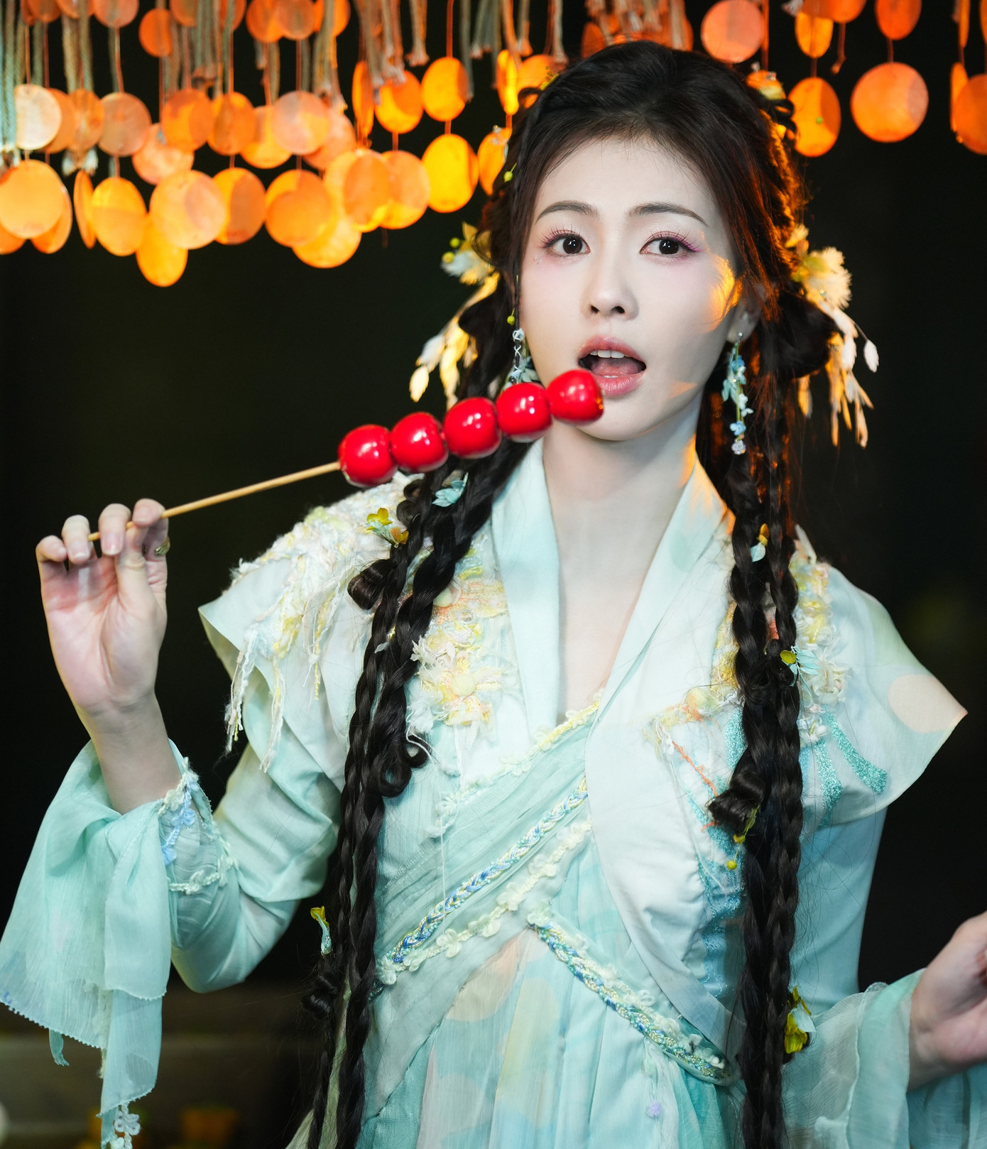 Sohu đánh giá đoàn phim Bạch nguyệt phạn tinh đã đầu tư tâm sức vào phần tạo hình của Bạch Lộc, đến nay, nữ diễn viên đã có gần 20 bộ trang phục khác nhau. Theo Sohu, chỉ cần nhìn tạo hình của Bạch Lộc đã thấy được mức độ đầu tư lớn của dự án. Đồng thời, trên Weibo cũng có nhiều khán giả bày tỏ sau khi nhìn thấy hình ảnh của Bạch Lộc trên phim trường, họ càng mong chờ bộ phim hơn. Sohu đánh giá đoàn phim Bạch nguyệt phạn tinh đã đầu tư tâm sức vào phần tạo hình của Bạch Lộc, đến nay, nữ diễn viên đã có gần 20 bộ trang phục khác nhau. Theo Sohu, chỉ cần nhìn tạo hình của Bạch Lộc đã thấy được mức độ đầu tư lớn của dự án. Đồng thời, trên Weibo cũng có nhiều khán giả bày tỏ sau khi nhìn thấy hình ảnh của Bạch Lộc trên phim trường, họ càng mong chờ bộ phim hơn.