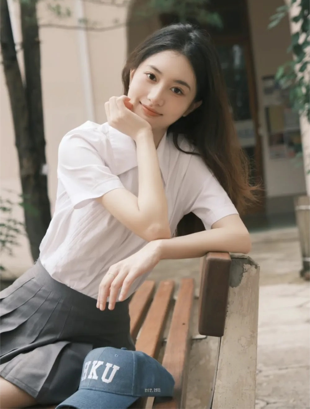 QQ cho rằng thí sinh Sophie bị chính ống kính của đài TVB hại. Thực chất, cô có ngoại hình cao ráo, gương mặt xinh đẹp kiều diễm. Trong bộ ảnh chụp tại trường, Sophie trong trẻo tựa như nữ thần học đường. Năm 2023, Sophie tham gia cuộc thi Hoa hậu Du lịch và cũng thuộc nhóm thí sinh top đầu. Hiện tại, cô đang học Thạc sĩ tại Đại học Hong Kong. QQ cho rằng thí sinh Sophie bị chính ống kính của đài TVB hại. Thực chất, cô có ngoại hình cao ráo, gương mặt xinh đẹp kiều diễm. Trong bộ ảnh chụp tại trường, Sophie trong trẻo tựa như nữ thần học đường. Năm 2023, Sophie tham gia cuộc thi Hoa hậu Du lịch và cũng thuộc nhóm thí sinh top đầu. Hiện tại, cô đang học Thạc sĩ tại Đại học Hong Kong.