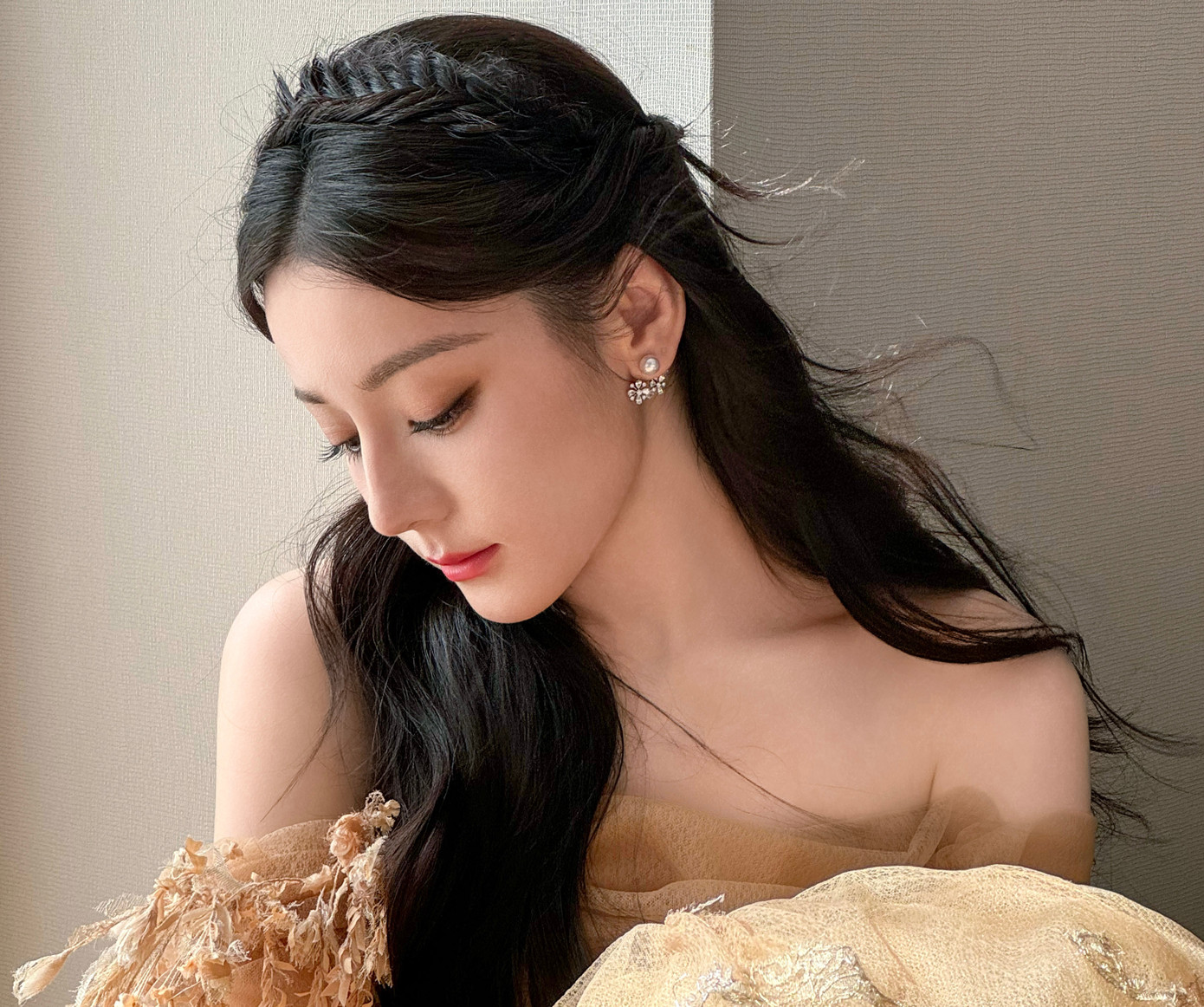 Địch Lệ Nhiệt Ba đang gặp khó khăn trong sự nghiệp vì phim thất bại liên tục.