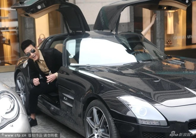 Vợ chồng Lục Nghị bên những chiếc siêu xe mà họ sở hữu. Vợ chồng Lục Nghị bên những chiếc siêu xe mà họ sở hữu.