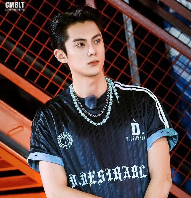 Vương Nhất Bác và Vương Hạc Đệ được ví là "con gà đẻ trứng vàng" cho công ty quản lý. Vương Nhất Bác và Vương Hạc Đệ được ví là "con gà đẻ trứng vàng" cho công ty quản lý.