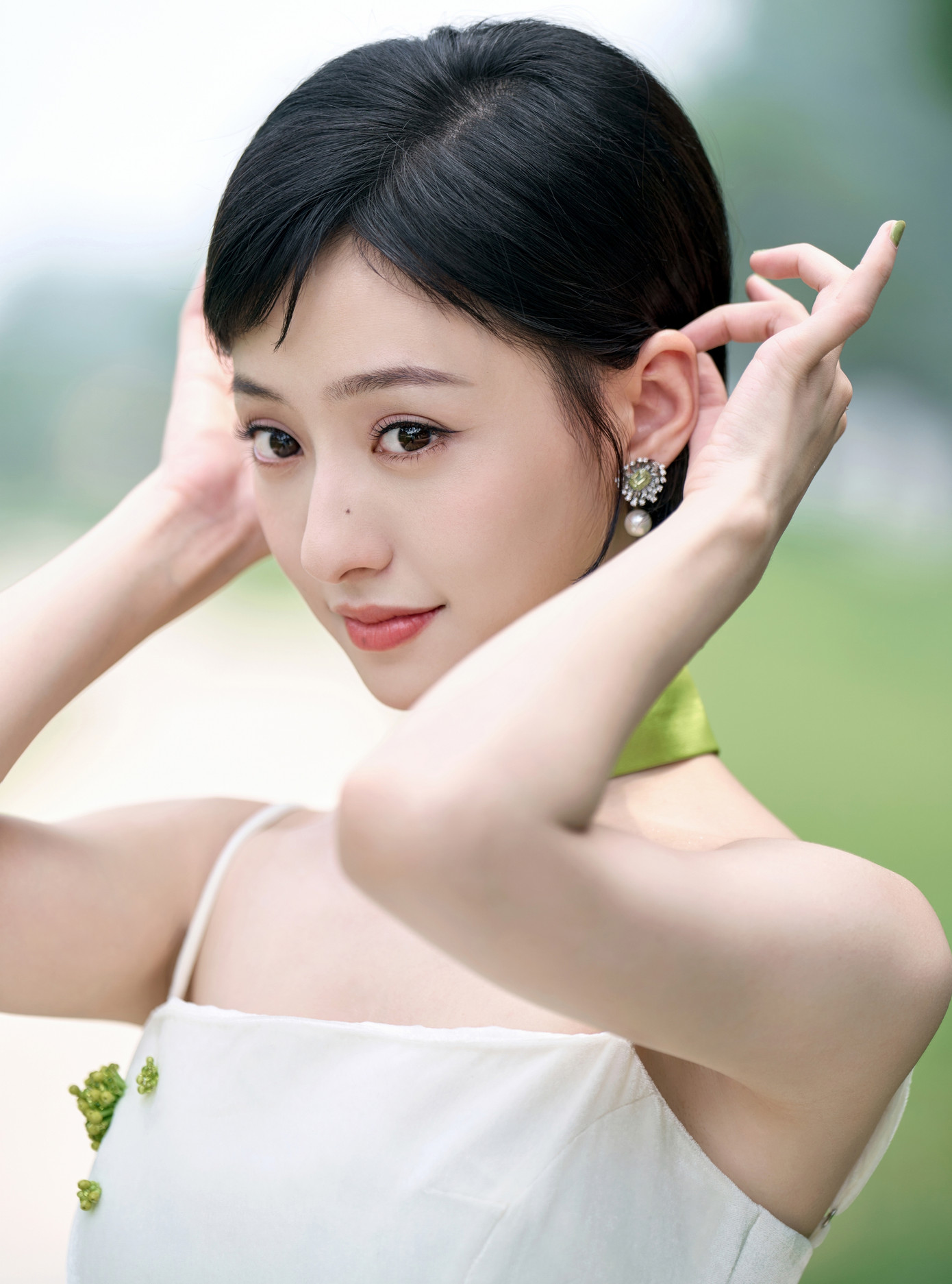 Hồ Liên Hinh nóng bỏng trong ngày trở lại.