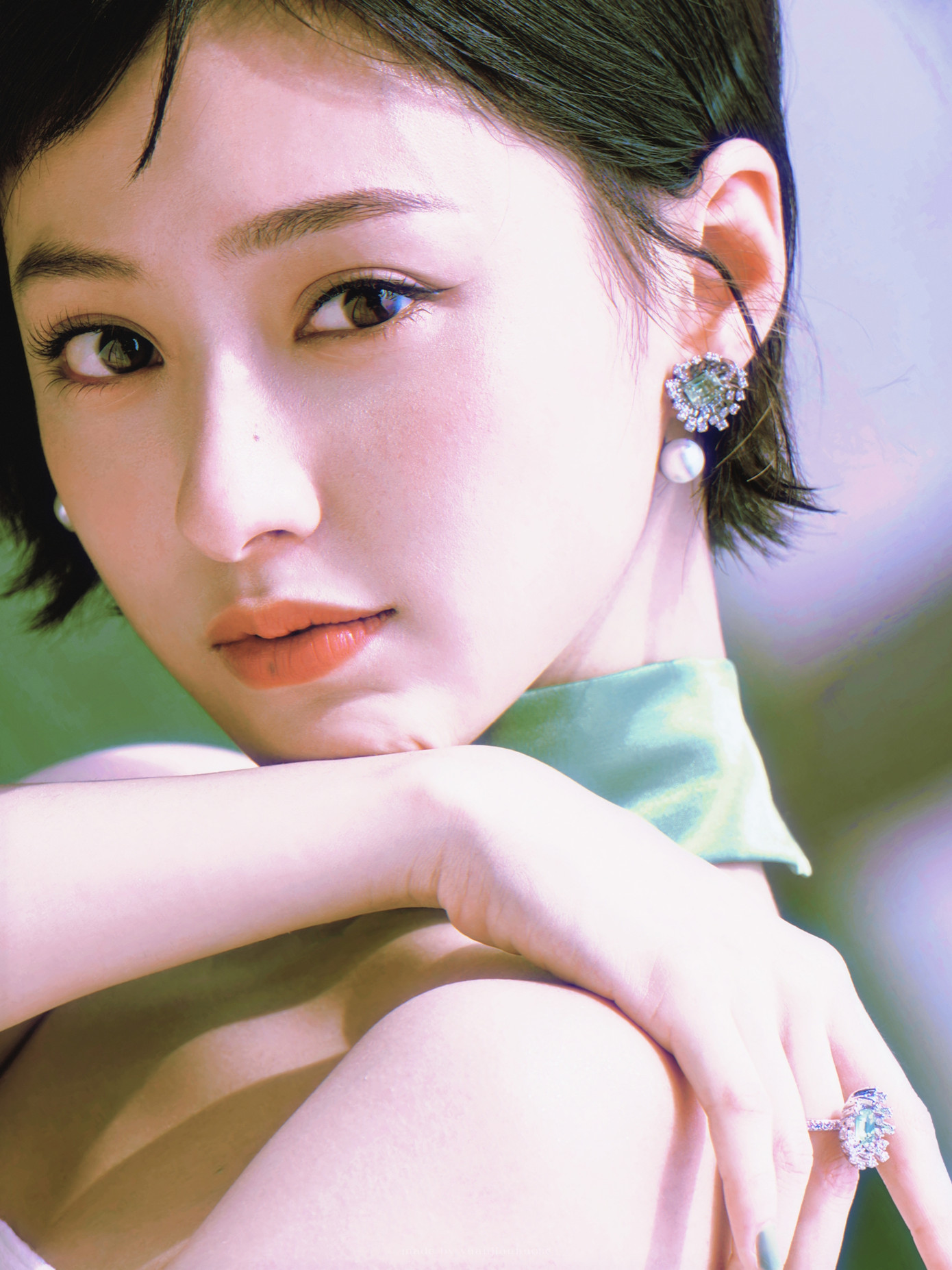 Hồ Liên Hinh nóng bỏng trong ngày trở lại.