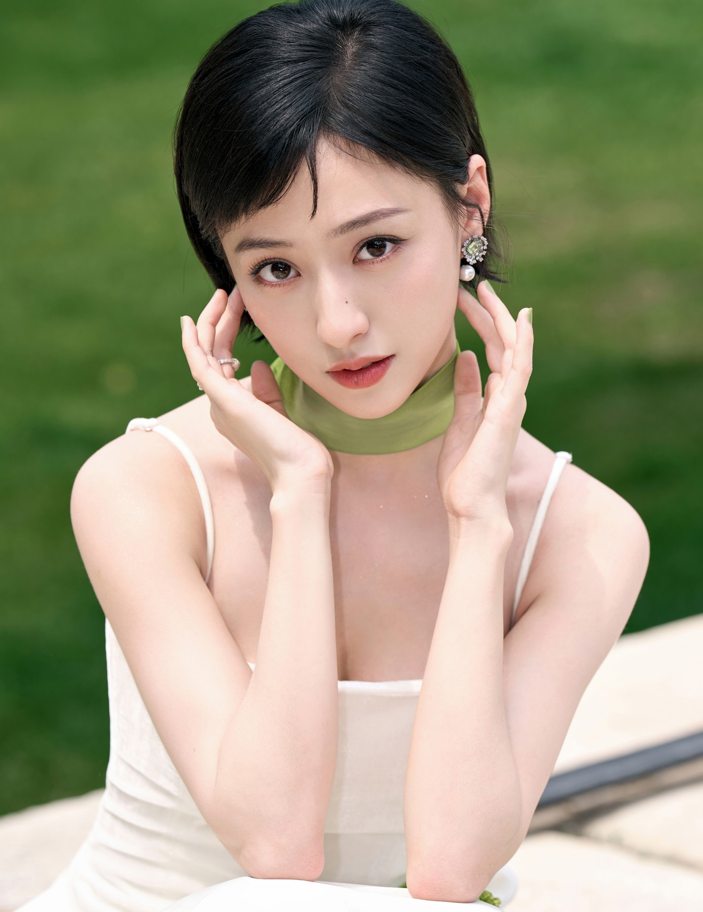 Hồ Liên Hinh nóng bỏng trong ngày trở lại.