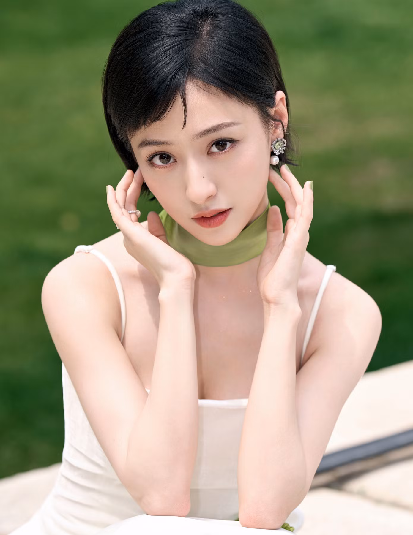 Hồ Liên Hinh nóng bỏng trong ngày trở lại.