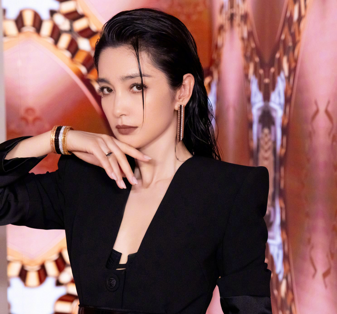 Ảnh thực và ảnh đã qua chỉnh sửa của Lý Băng Băng. Khán giả cho rằng cô lạm dụng kỹ thuật chỉnh ảnh quá đà.