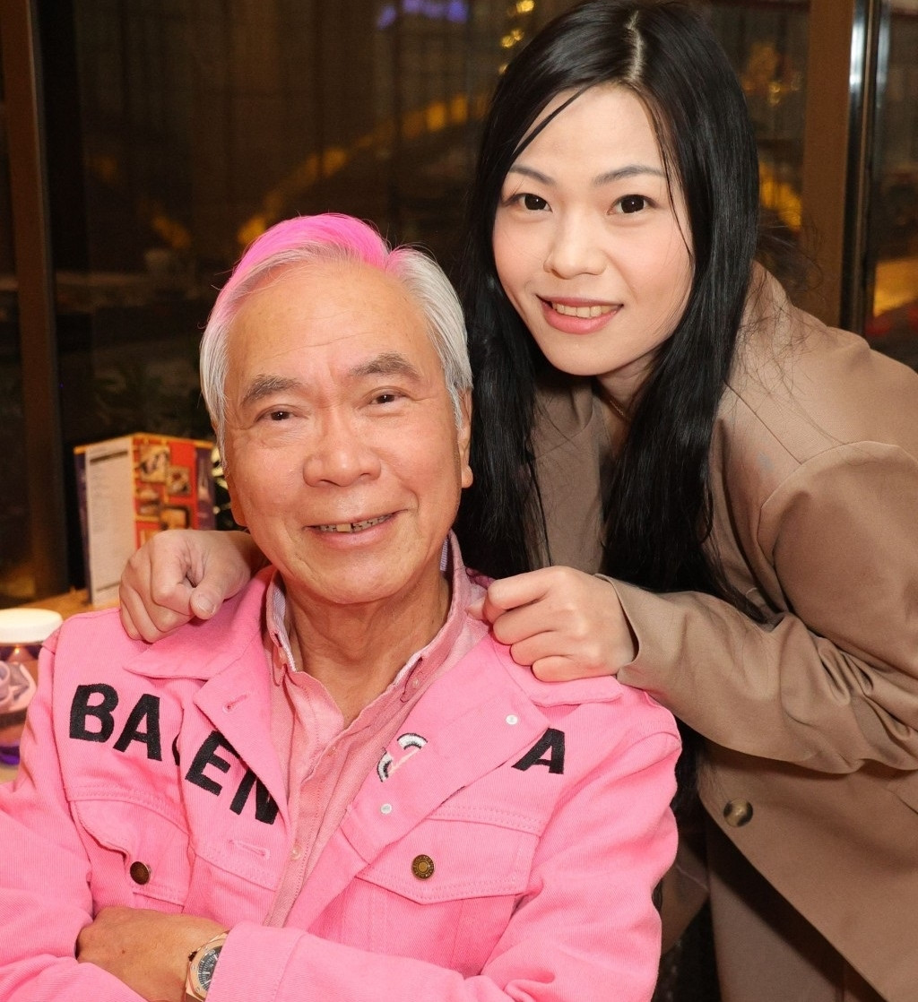 Bạn gái kém 38 tuổi xóa nhiều ảnh tình cảm với Lý Long Cơ trên trang cá nhân.