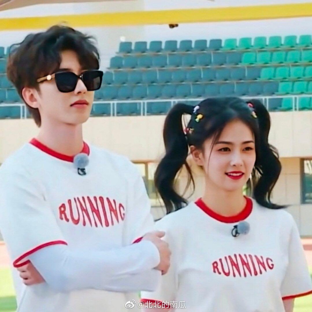 Bạch Lộc thường có tin đồn tình cảm với đồng nghiệp nam. Bạch Lộc thường có tin đồn tình cảm với đồng nghiệp nam.