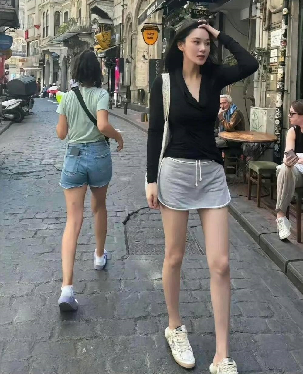 Sở hữu chiều cao 1,68 m vóc dáng mình hạc xương mai, Trương Hinh Dư không ngại diện những item ôm sát để khoe ưu điểm hình thể. Khán giả Trung Quốc bình luận khi Trương Hinh Dư bước ra đường với phong cách này, tỷ lệ quay đầu ngắm cô chắc chắn lên tới 100%.