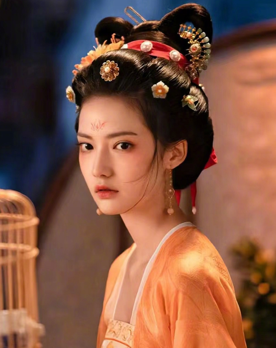 Theo QQ, gia tài phim ảnh của Gia Nại không nhiều, nhưng mỗi vai diễn của cô đều là điểm nổi bật, được khán giả chú ý. Trước đó, Gia Nại gây chú ý khi đóng kỹ nữ có giọng hát hay nhất kinh thành Trương Hảo Hảo trong phim cổ trangMộng hoa lục, đóng cùng đàn chị Lưu Diệc Phi. Nữ diễn viên được khen ngợi có thần thái quyến rũ đúng với hình tượng hoa khôi lầu xanh vẫn được miêu tả trong thơ ca. Có vẻ ngoài &quot;phong tình vạn chủng&quot;, nhưng Gia Nại vẫn diễn được nét cứng cỏi kiêu ngạo của nhân vật. Do đó, dù đất diễn không nhiều, Gia Nại vẫn ghi được dấu ấn của riêng mình.