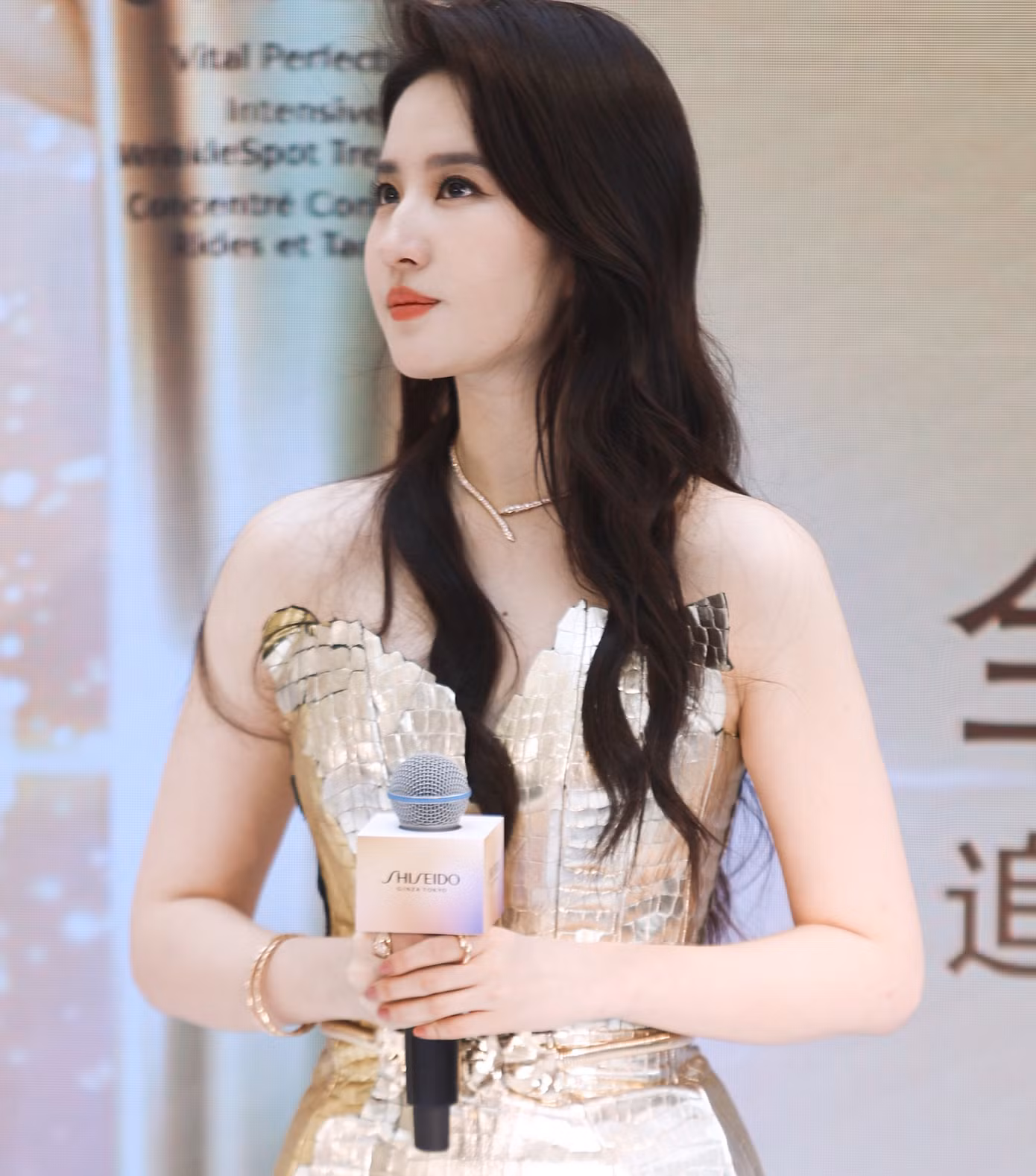 Sohu đánh giá Lưu Diệc Phi có làn da trắng sáng, vóc dáng cao 1,7 m nổi bật trong đám đông. Khi nữ diễn viên bước ra sân khấu, hàng trăm khán giả có mặt tại sự kiện đã gào thét tên cô và xuýt xoa trước vẻ đẹp của thần tiên tỷ tỷ. Tại Trung Quốc, Lưu Diệc Phi là biểu tượng của sắc đẹp tự nhiên. Thậm chí, tên của cô còn trở thành tính từ để chỉ vẻ đẹp nổi bật.