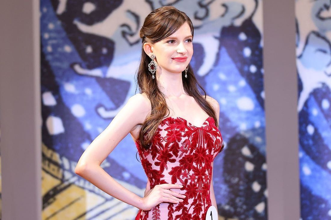 Carolina Shiino gây tranh cãi khi đăng quang ngôi vị hoa hậu Nhật Bản, do cô không mang dòng máu Phù Tang. Scandal đời tư có thể khiến người đẹp bị tước vương miện. Carolina Shiino gây tranh cãi khi đăng quang ngôi vị hoa hậu Nhật Bản, do cô không mang dòng máu Phù Tang. Scandal đời tư có thể khiến người đẹp bị tước vương miện.