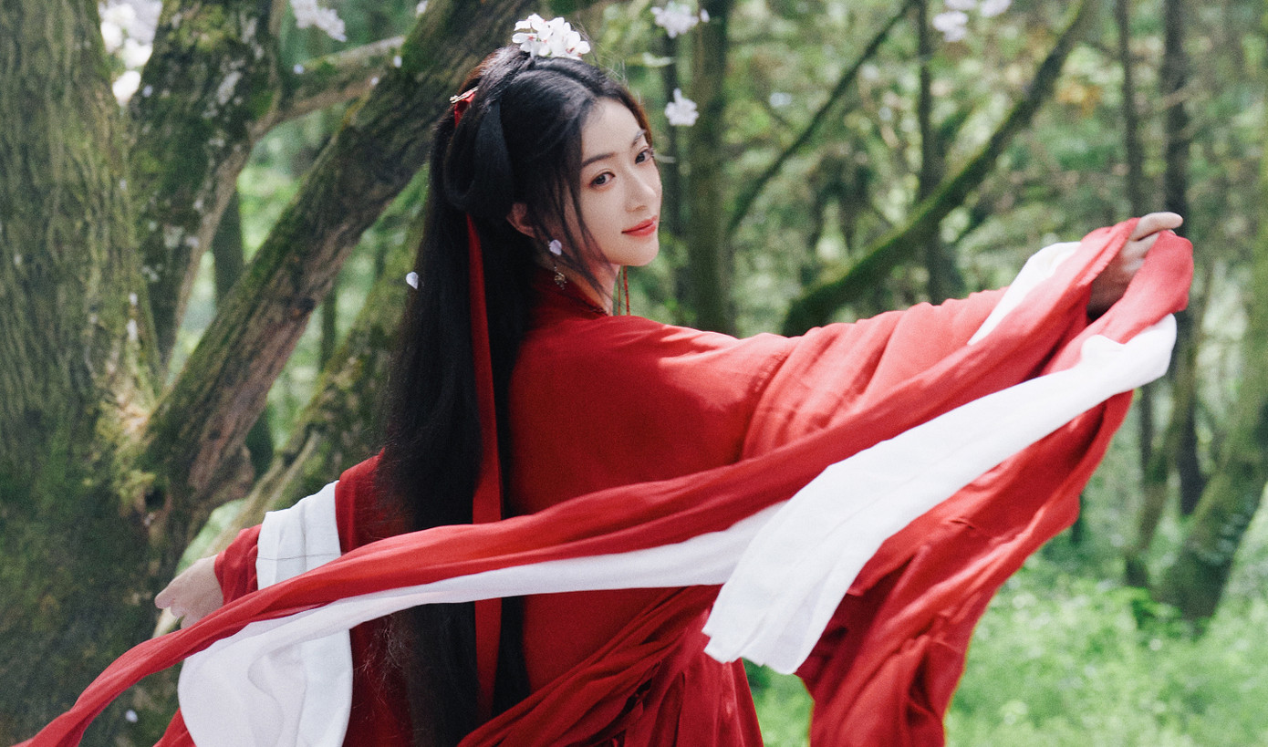 Tưởng chừng như đã bị giới giải trí khắc nghiệt đào thải, Ngô Cẩn Ngôn lại có bộ phim hot sau 6 năm. Tưởng chừng như đã bị giới giải trí khắc nghiệt đào thải, Ngô Cẩn Ngôn lại có bộ phim hot sau 6 năm.