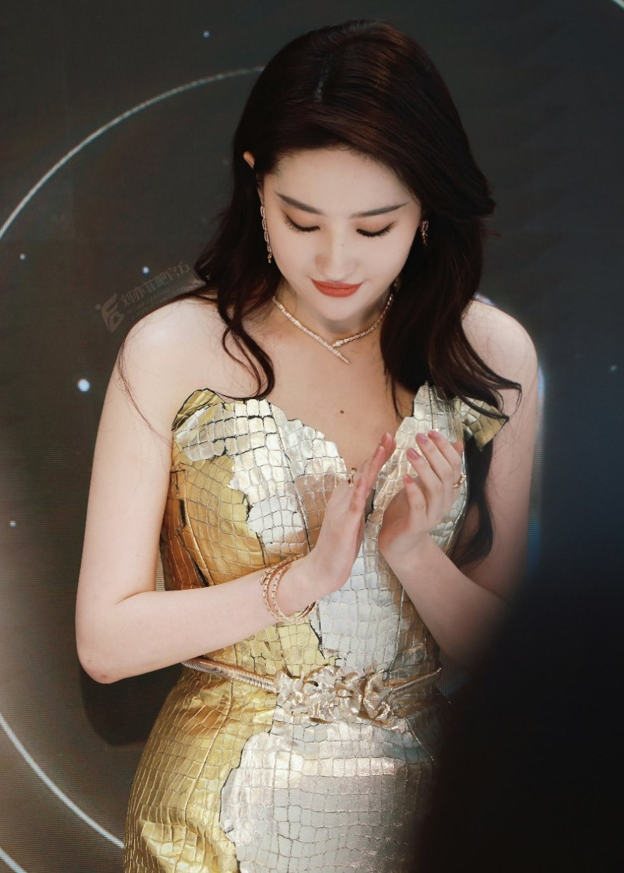 Theo Sohu, dù thời trẻ được mệnh danh là Thần tiên tỷ tỷ, hiện tại Lưu Diệc Phi có một số khuyết điểm về ngoại hình như lợi bị tụt nhiều hơn, thân hình khó kiểm soát cân nặng. Tuy nhiên, nữ diễn viên Thiên long bát bộ không lạm dụng phẫu thuật thẩm mỹ để trở nên đẹp hoàn hảo. Cô ưu tiên các phương pháp luyện tập giữ sức khỏe và muốn giữ các nét đẹp tự nhiên của mình. Do đó, khi nhìn Lưu Diệc Phi ở độ tuổi nào, khán giả cũng cảm thấy ở cô toát lên sự an nhiên, tự tại. Theo Sohu, dù thời trẻ được mệnh danh là Thần tiên tỷ tỷ, hiện tại Lưu Diệc Phi có một số khuyết điểm về ngoại hình như lợi bị tụt nhiều hơn, thân hình khó kiểm soát cân nặng. Tuy nhiên, nữ diễn viên Thiên long bát bộ không lạm dụng phẫu thuật thẩm mỹ để trở nên đẹp hoàn hảo. Cô ưu tiên các phương pháp luyện tập giữ sức khỏe và muốn giữ các nét đẹp tự nhiên của mình. Do đó, khi nhìn Lưu Diệc Phi ở độ tuổi nào, khán giả cũng cảm thấy ở cô toát lên sự an nhiên, tự tại.