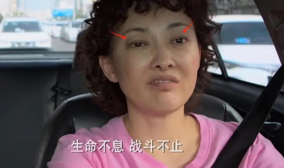 Theo QQ, lão hóa là quy luật tự nhiên không ai có thể chống lại, diễn viên - những người kiếm cơm bằng nhan sắc - luôn lo lắng ngoại hình không còn như xưa.