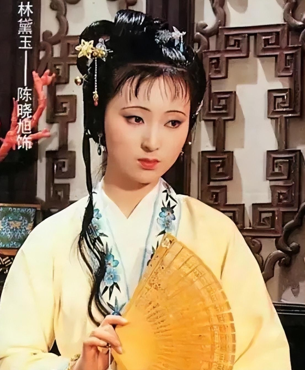 Tuy nhiên, tính cách của Trần Hiểu Húc u uất, rụt rè vì tuổi thơ khó khăn. Gia đình cô bị liệt vào danh sách tiểu tư sản tự do, cha bị bắt đi cải tạo khiến nữ diễn viên bị bạn bè xa lánh. Tuy nhiên, tính cách của Trần Hiểu Húc u uất, rụt rè vì tuổi thơ khó khăn. Gia đình cô bị liệt vào danh sách tiểu tư sản tự do, cha bị bắt đi cải tạo khiến nữ diễn viên bị bạn bè xa lánh.