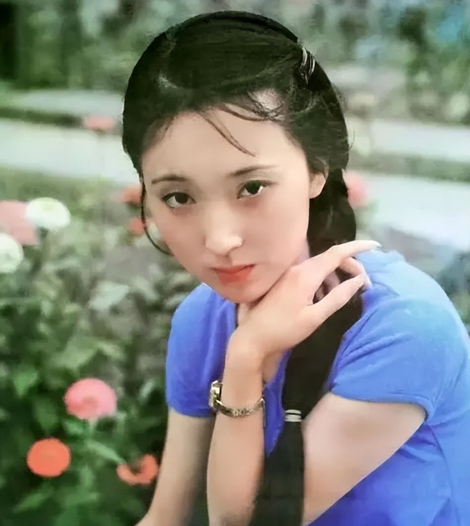 Cha mẹ Trần Hiểu Húc đặt tên cho nữ diễn viên với hy vọng con gái bình an hạnh phúc. Cha mẹ Trần Hiểu Húc đặt tên cho nữ diễn viên với hy vọng con gái bình an hạnh phúc.