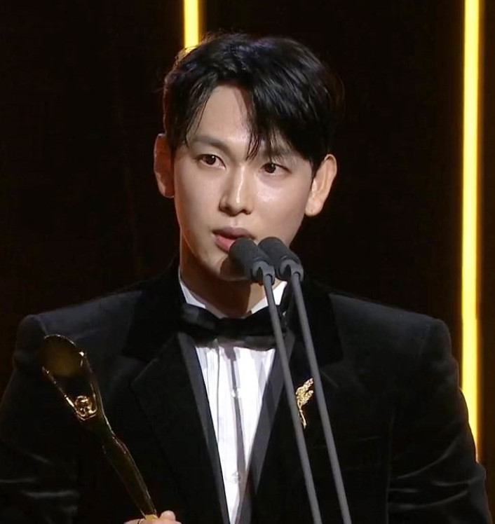 Im Siwan giành giải thị đế - Nam diễn viên chính xuất sắc với màn thể hiện cuốn hút trong phim Boy Hood.