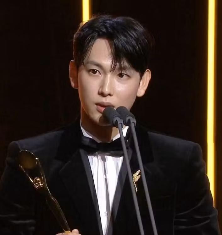 Im Siwan giành giải thị đế - Nam diễn viên chính xuất sắc với màn thể hiện cuốn hút trong phim Boy Hood. Im Siwan giành giải thị đế - Nam diễn viên chính xuất sắc với màn thể hiện cuốn hút trong phim Boy Hood.