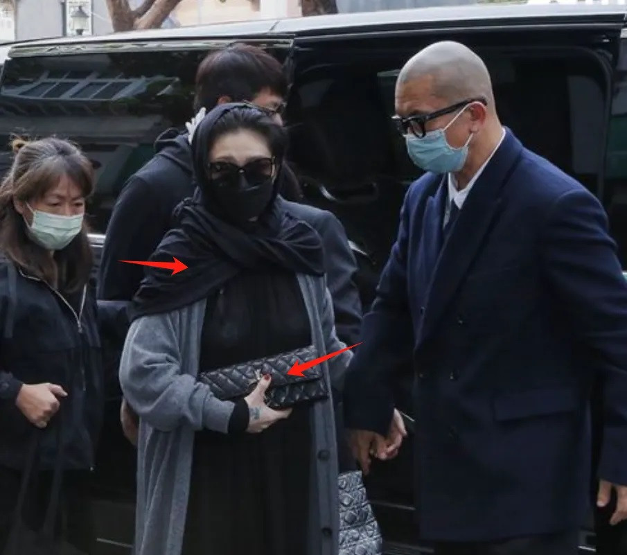 Gia đình Đại S đến viếng cha chồng Từ Hy Đệ. Bộ trang phục của Đại S gây tranh cãi. Gia đình Đại S đến viếng cha chồng Từ Hy Đệ. Bộ trang phục của Đại S gây tranh cãi.