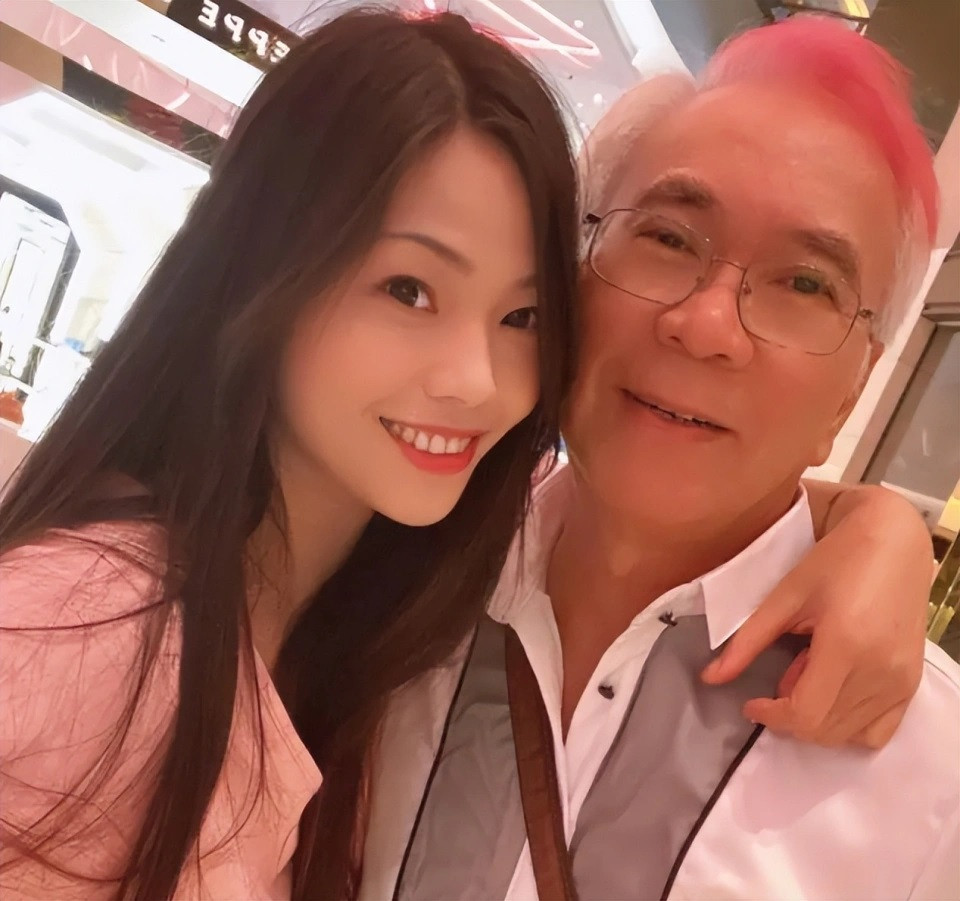 Bạn gái kém 38 tuổi xóa nhiều ảnh tình cảm với Lý Long Cơ trên trang cá nhân.