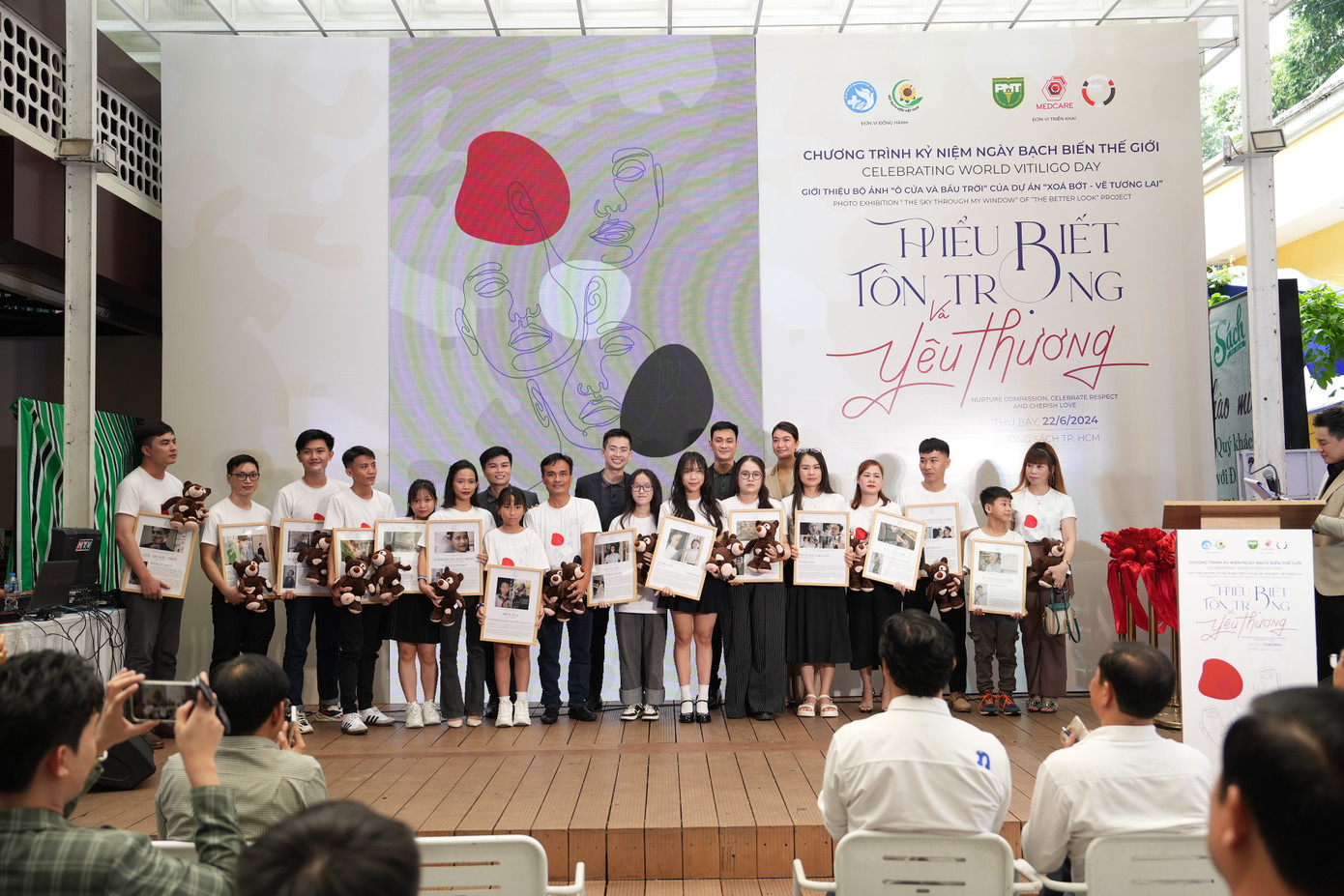 15 thành viên của bộ ảnh Ô cửa và bầu trời đã mở lòng, vượt qua mặc cảm, hướng đến một tương lai tươi sáng. 15 thành viên của bộ ảnh Ô cửa và bầu trời đã mở lòng, vượt qua mặc cảm, hướng đến một tương lai tươi sáng.