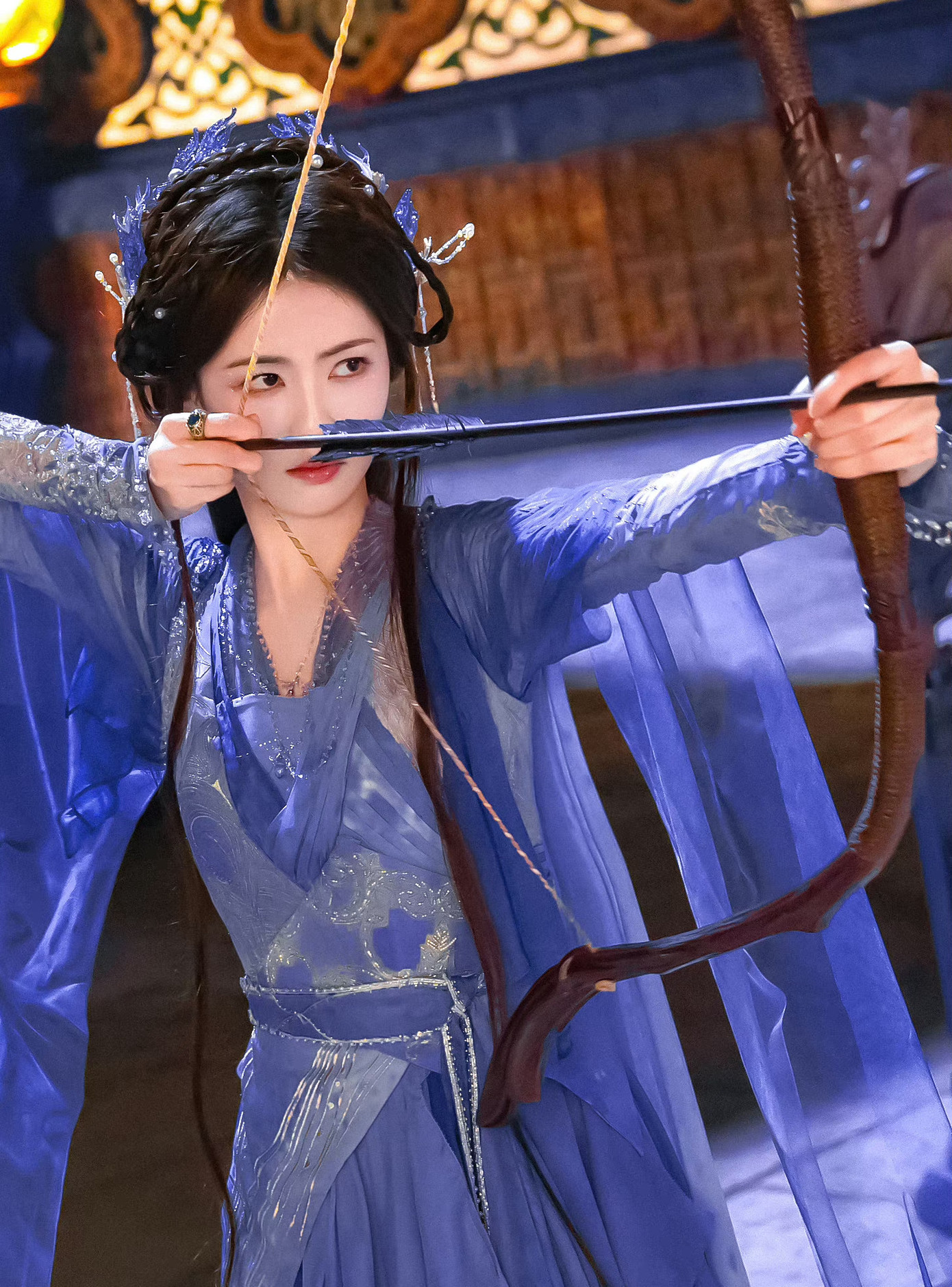 Sohu đưa tin tạo hình mới của Bạch Lộc trongBạch nguyệt phạn tinh được ví như nữ thần. Ở hình ảnh mới nhất, người đẹp cầm cung tên, khí chất mạnh mẽ, bộ trang phục được thiết kế cầu kỳ tỉ mỉ, đúng với xuất thân là Thần tôn Dạ tộc cai quản các vì sao. Sohu đưa tin tạo hình mới của Bạch Lộc trongBạch nguyệt phạn tinh được ví như nữ thần. Ở hình ảnh mới nhất, người đẹp cầm cung tên, khí chất mạnh mẽ, bộ trang phục được thiết kế cầu kỳ tỉ mỉ, đúng với xuất thân là Thần tôn Dạ tộc cai quản các vì sao.