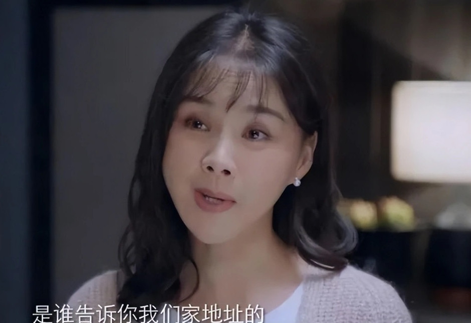 Một trường hợp khác cũng gây tiếc nuối cho khán giả là nữ diễn viên Hà Lâm. Hà Lâm từng là nữ diễn viên nổi tiếng của màn ảnh Hoa ngữ, vẻ đẹp linh động ngọt ngào không thua kém Châu Tấn trong Đại Minh cung từ. Thế nhưng hiện tại, Hà Lâm đã qua thời kỳ xuân sắc, cô lại có lựa chọn là tân trang nhan sắc khiến gương mặt thiếu tự nhiên.