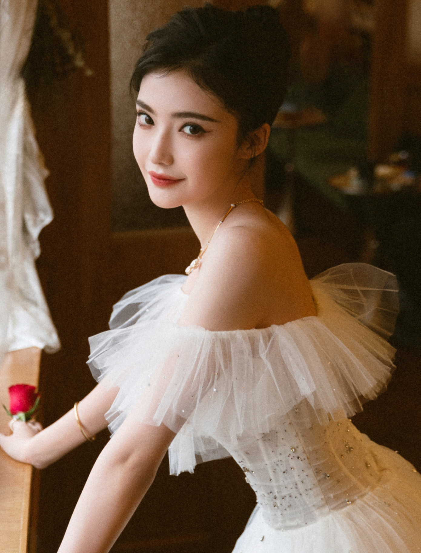 Trong khi đó, vai diễn Việt Kỳ của Ngu Thư Hân vì đánh mất trí nhớ, lưu lạc giang hồ nên trang phục đơn giản, tạo hình có phần chật vật hơn. So với các tác phẩm trước như Thương lan quyết, Vân chi vũ, Ngu Thư Hân kém sắc hơn. Truyền thông Trung Quốc đánh giá tạo hình trong phim mới làm lộ nhiều khuyết điểm trên gương mặt của nữ diễn viên. Không chỉ so với Gia Nại, Ngu Thư Hân còn trông nhợt nhạt hơn bạn diễn thường xuyên mặc nam trang là Vạn Bằng.