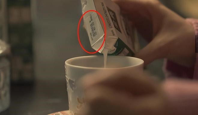 Trong cảnh quay Lưu Diệc Phi pha sữa cho sếp, thương hiệu sữa này ra mắt từ năm 2021 và hộp sữa mà cô sử dụng có sẵn thông tin được sản xuất năm 2023. Trong cảnh quay Lưu Diệc Phi pha sữa cho sếp, thương hiệu sữa này ra mắt từ năm 2021 và hộp sữa mà cô sử dụng có sẵn thông tin được sản xuất năm 2023.