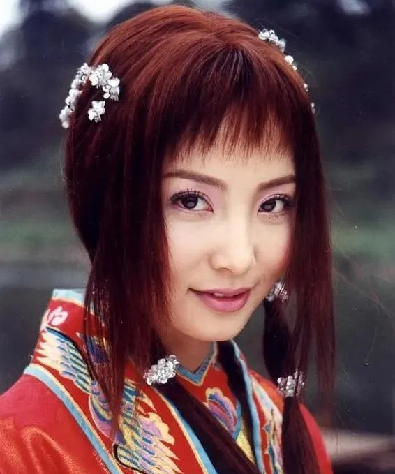 Cũng tương tự Kim Thần, màn ảnh Hoa ngữ đang có nhiều nghệ sĩ lạm dụng phẫu thuật thẩm mỹ để đẹp hơn hoặc kéo dài tuổi thanh xuân. Song, chính hành động này khiến cho họ đánh mất đi vẻ đẹp độc đáo vốn có và bị hạn chế nhận vai diễn. Thậm chí, khán giả phản cảm với những "quái vật thẩm mỹ" đang xuất hiện nhan nhản trên màn ảnh. Thời trẻ, nữ diễn viên Đại Đào Hồng nổi tiếng với vẻ ngọt ngào, diễn xuất tự nhiên trong Phong Vân, nhưng khi xuất hiện trong phim Sương mù đình bát giác, khán giả khó nhận ra cô do khuôn mặt nữ diễn viên sưng phù vì phẫu thuật thẩm mỹ.